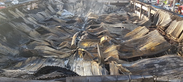 출처 : 울산 소재 농수산물시장에서 불이 나 지붕이 내려 앉았다 / NEWSIS