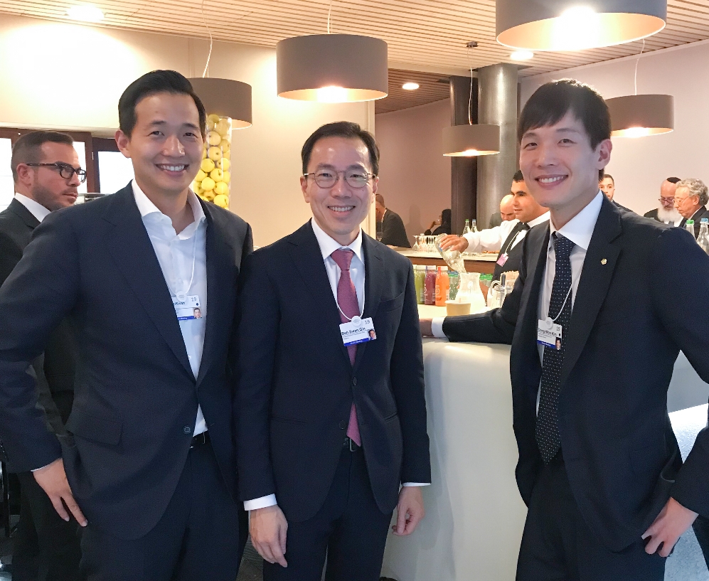 김동관 한화큐셀 전무(왼쪽)과 김동원 한화생명 상무(오른쪽)은 다보스 현지에서 23일 싱가포르 경제개발청(Singapore Economic Development Board)의 배 스완 진(Beh Swan Gin, 가운데) 회장과 미팅을 갖고 지속가능한 경제성장을 창출해야 하는 기업의 사명에 대해 공감대를 나눴다. (사진=한화)