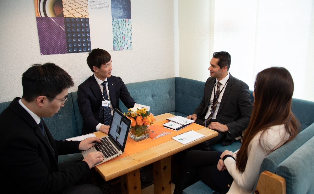 김동원 한화생명 상무(왼쪽 두번째)는 다보스 현지에서 23일 동남아시아에서 스타트업 기업에 투자를 하는 비캐피탈(B Capital)의 창업자 라지 갱굴리(Raj Ganguly, 오른쪽 두번째)와 미팅을 가졌다. 왼쪽에서 세번째가 라지 갱굴리 비캐피탈 창업자. (사진=한화)