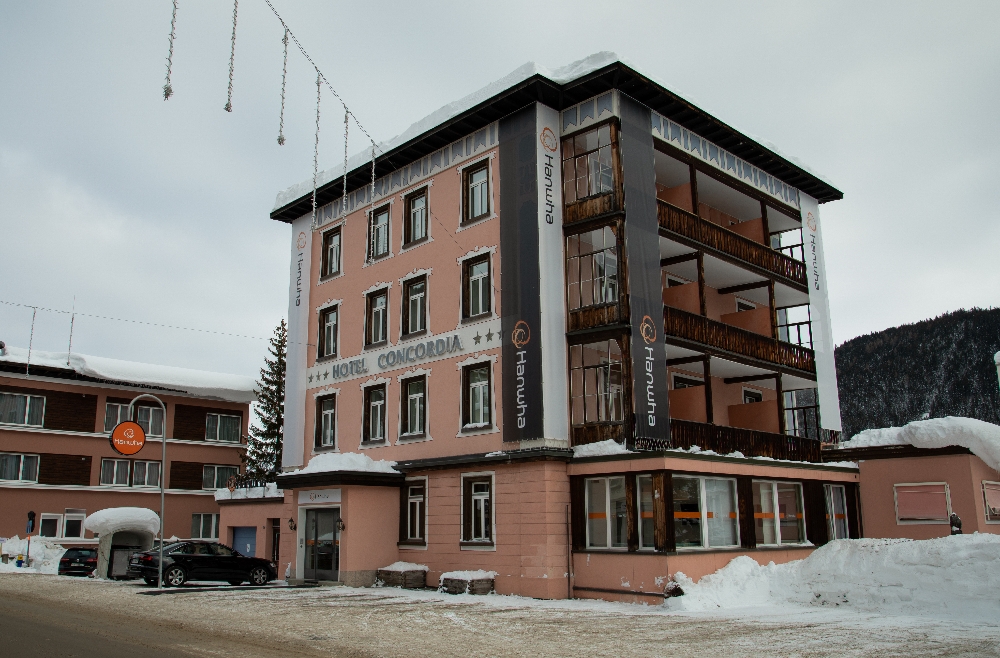 주요 행사가 열리는 콩그레스센터 인근의 콩코디아 호텔(사진 중앙의 건물)을 통째로 빌려 호텔 외벽에 ‘HANWHA’ 브랜드를 노출하고, 다보스 진입도로 입구 전광판에 한화 광고를 게재했다. (사진=한화)