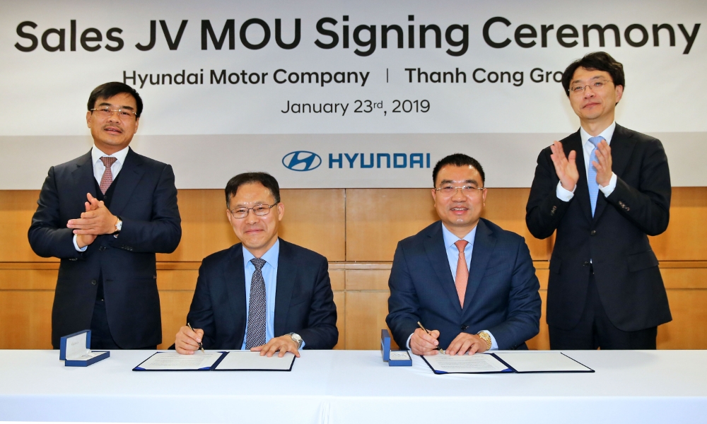 (왼쪽부터) 응우엔 뚜안 아잉(Nguyen Tuan Anh) 탄콩그룹 회장, 정방선 현대차 아중아관리사업부장, 레 응옥 덕(Le Ngoc Duc) 탄콩그룹 CEO, 김승진 현대차 사업관리본부장이 MOU를 체결한 후 기념 촬영을 하는 모습.(사진=현대자동차)