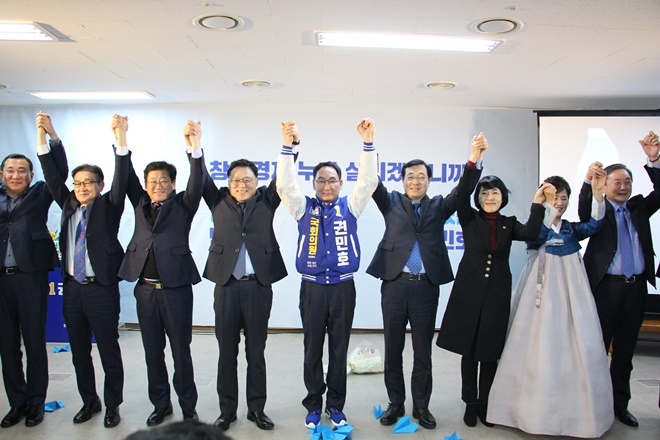 권민호 예비후보 선거사무소 개소식에서 필승을 다지고 있다.(사진제공=권민호 선거캠프)