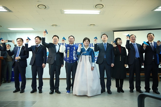 선거승리를 위한 염원과 의지를 담은 ‘파란 종이비행기 날리기’ 퍼포먼스를 펼치고 있다.