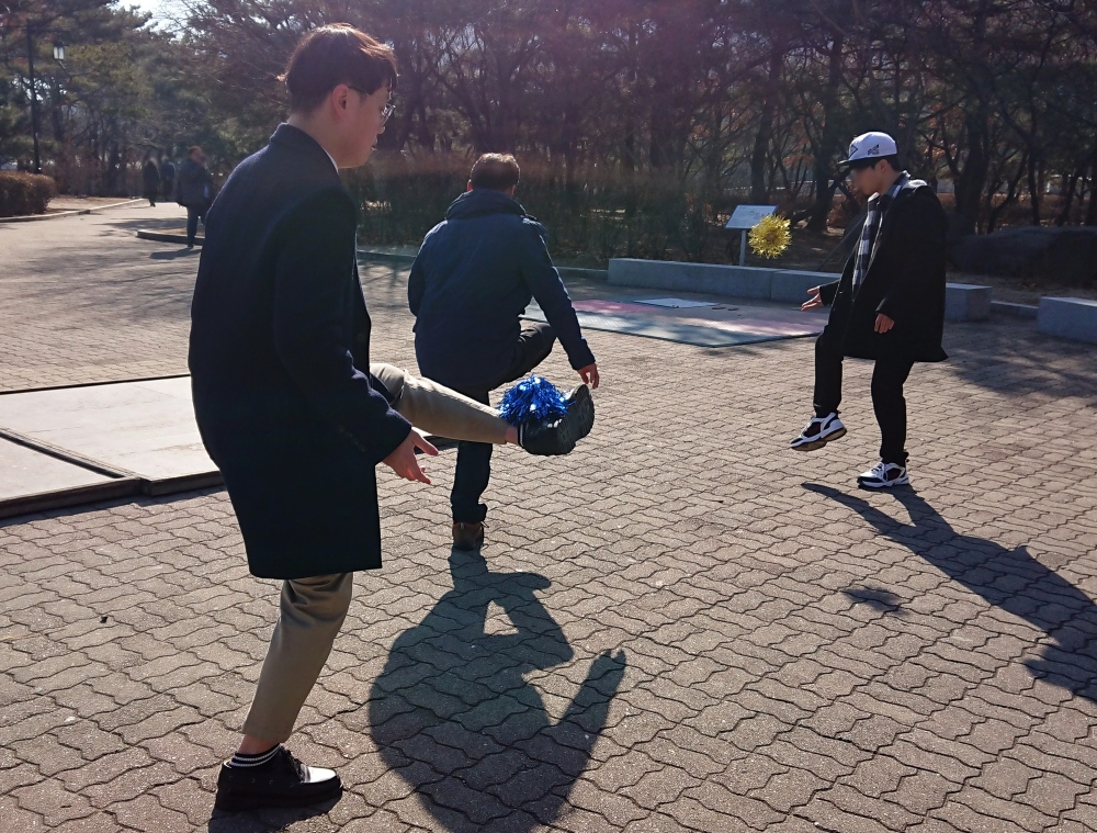 민속놀이 체험행사에서 시민들이 제기차기를 즐기고 있다. (사진=자생한방병원)