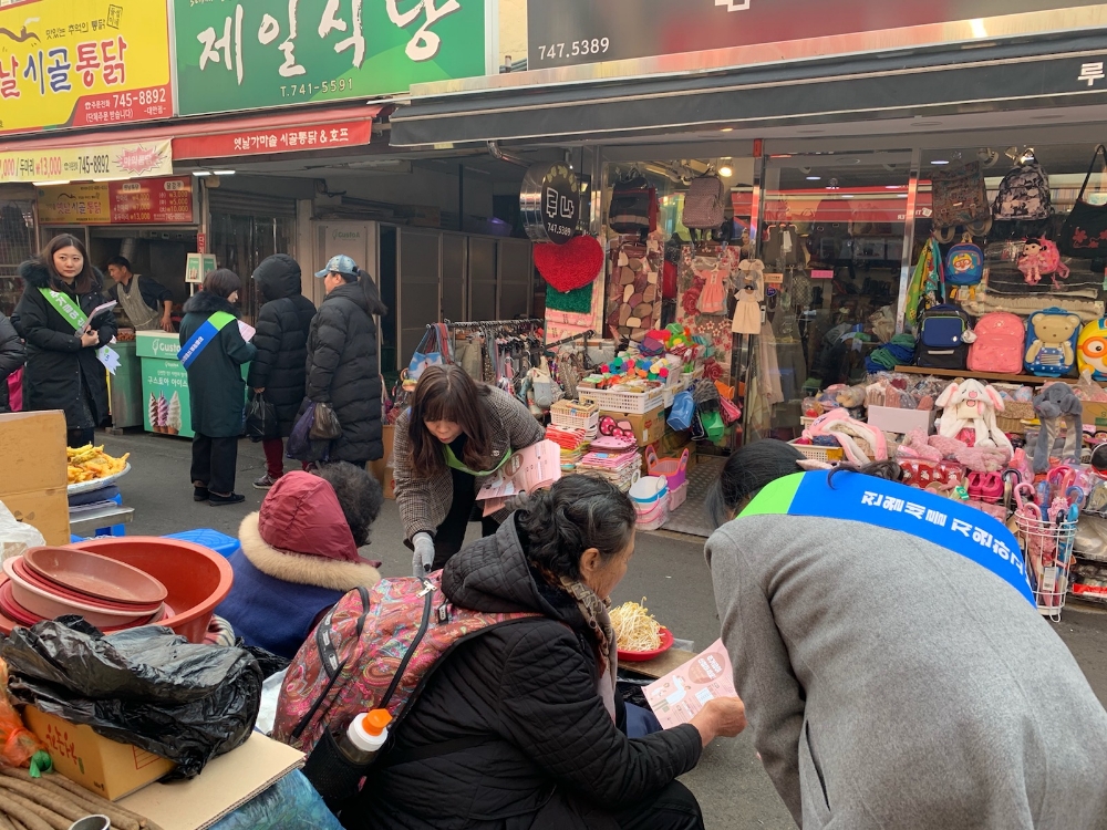 진주중앙시장에서 일반 국민들에게 주거급여제도를 알리기 위한 ‘찾아가는 서비스’를 시행했다.(사진=LH)