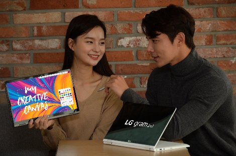 모델들이 와콤의 스타일러스 펜으로 LG 그램 투인원의 화면 터치 기능을 이용하고 있는 모습. 사진=LG전자