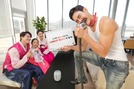 모델들이 설 연휴 올레 tv에서 만나볼 수 있는 ‘보헤미안 랩소디’ 싱어롱 패키지 상품을 소개하고 있다. 사진=KT