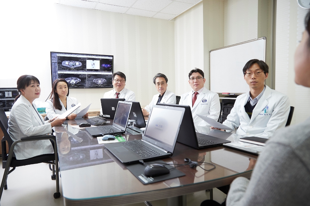 분당차병원 암센터 부인암 다학제팀이 환자에게 치료계획을 설명하고 있다. (사진=분당차병원)