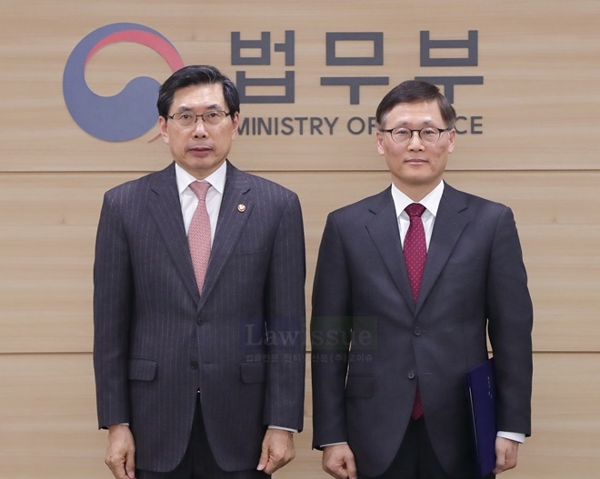 박상기 법무부 장관(왼쪽)이 30일 정부과천청사 법무부에서 장주영 변호사(오른쪽)를 제 6대 정부법무공단 이사장으로 임명하고 기념촬영을 하고 있다.(사진제공=법무부)