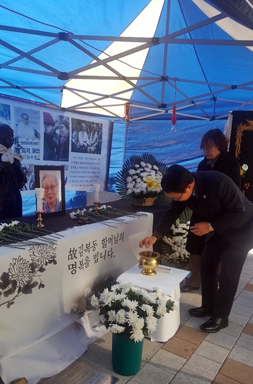 박성호 경상남도 행정부지사가 故 김복동 할머니 창원분향소를 찾아 분향하고 있다.(사진제공=경남도)