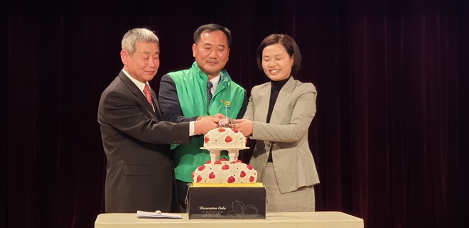 김호상 14대회장, 고대규 15대회장, 서은숙 구청장이 케이크절단을 하고 있다.