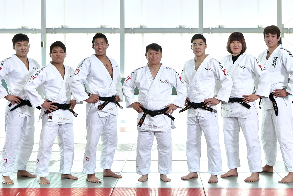 한국마사회 유도단 (왼쪽부터) 이희중 선수, 김임환 선수, 김재범 코치, 이경근 감독, 이동석 트레이너, 김민정 선수, 김재윤 선수. (사진=마사회)