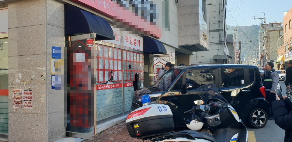 차량 앞 유리창과 부동산 유리창이 파손돼 있다.(사진제공=부산지방경찰청)