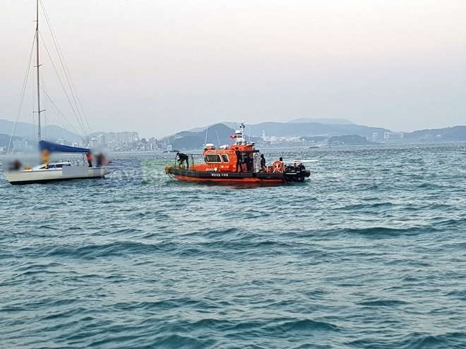표류중인 요트를 구조하고 있다.(사진제공=부산해양경찰서)