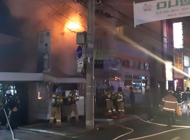 출동한 소방대가 화재를 진화하고 있다.(사진제공=동래소방서)