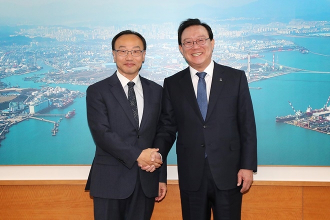 안현동 서장(사진왼쪽)이 송철호 시장과 손을 맞잡고 기념촬영.(사진제공=울산시)