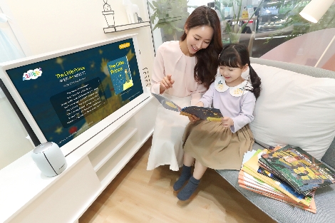 KT 홍보모델들이 국내 최초 AI 동화 서비스 소리동화의 영어 버전인 기가지니 ‘영어소리동화’를 소개하고 있다. 사진=KT