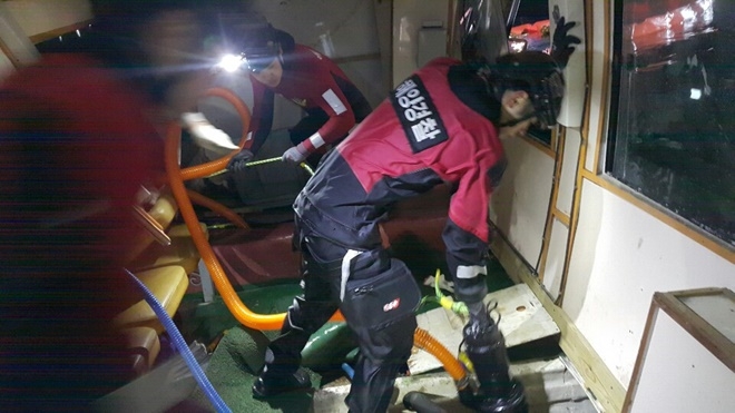 해경구조대원들이 배수작업을 하고 있다.(사진제공=울산해양경찰서)
