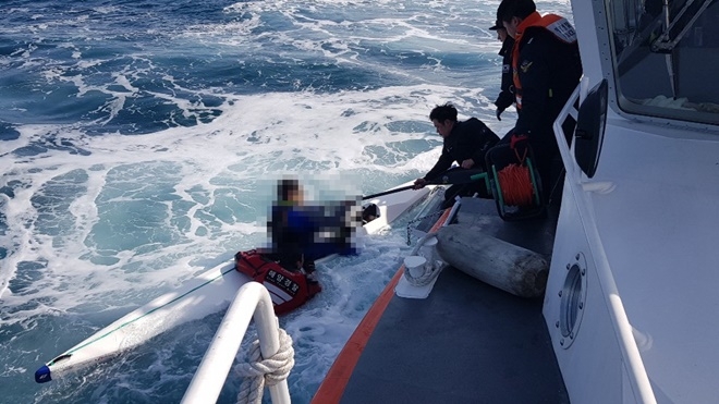 카약 이용객을 구조하고 있다.(사진제공=울산해양경찰서)