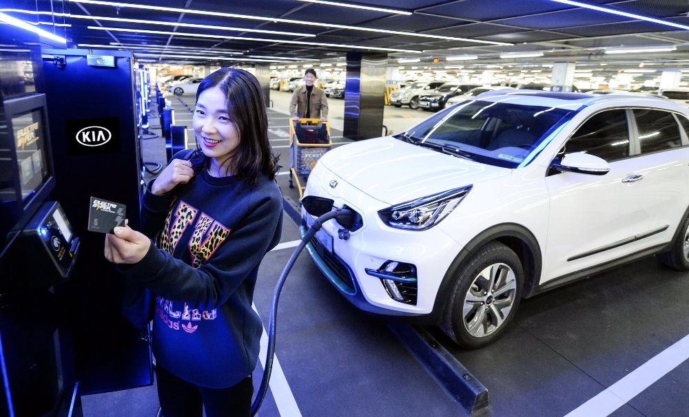 에스트래픽㈜이 운영하고 있는 이마트 죽전점 일렉트로 하이퍼 차져 스테이션에서 충전 시연을 하는 모습.(사진=기아자동차)