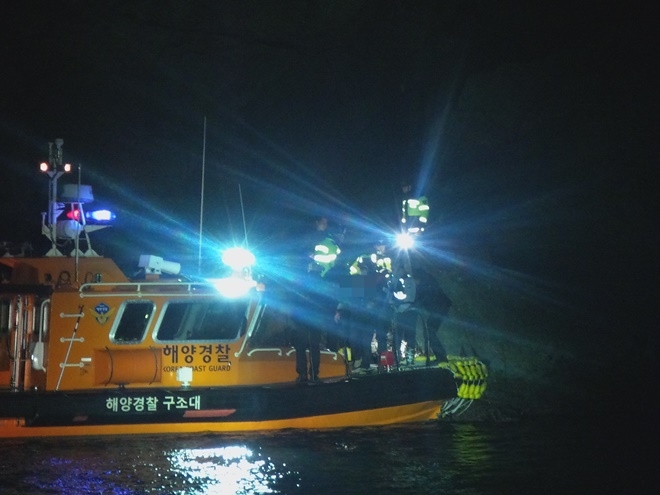실족자를 구조하고 있다.(사진제공=부산해양경찰서)