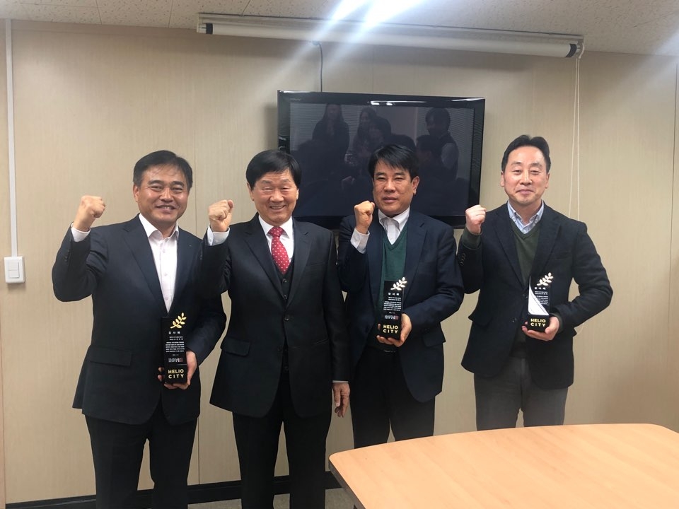 (왼쪽부터)현대건설 주택사업본부 김태균 상무, 주영열 가락시영 재건축 조합장, 현대건설 김경호 부장, 현대건설 이문희 부장.(사진=현대건설)