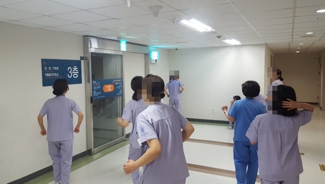 UCC경진대회를 위해 동원돼 춤을 추고 있는 간호사.(사진제공=울산대병원분회)