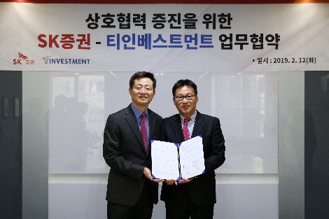 SK증권 김신 사장(왼쪽)과 티인베스트먼트 김태훈 대표가 MOU 체결식을 진행하고 있다. 사진=SK증권