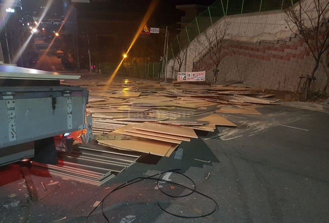 도로에 떨어진 합판.(사진제공=부산경찰청)