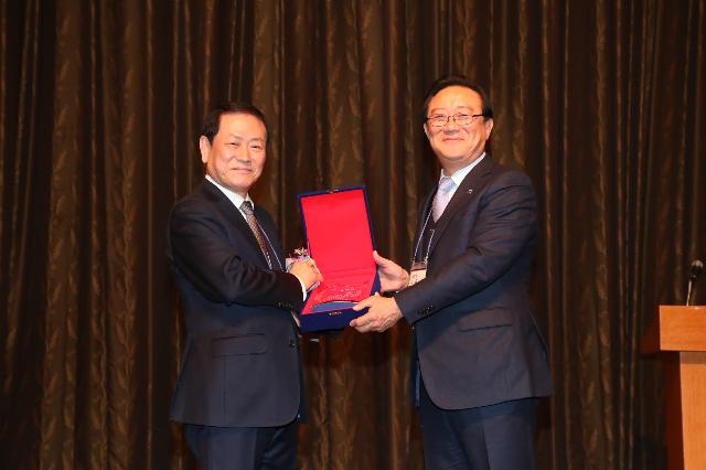 송철호 울산시장이 감사패를 수여하고 기념촬영.(사진제공=울산시)
