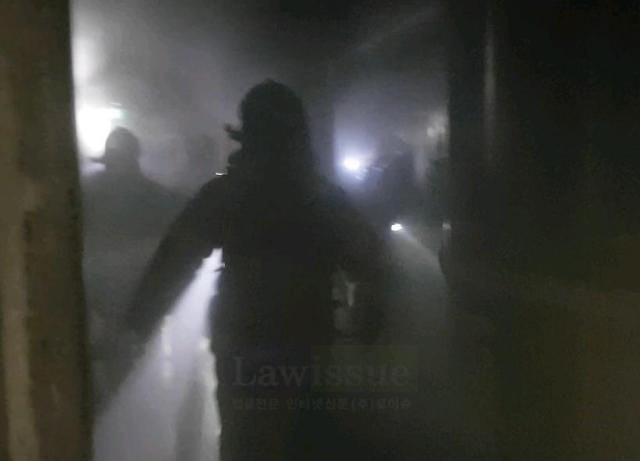 소방대가 화재를 진화하고 있다.(사진제공=부산남부소방서)