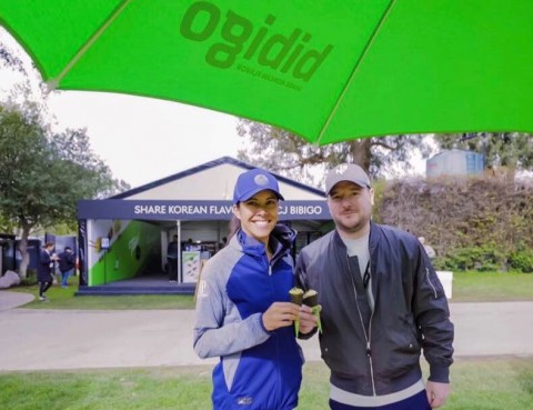 제네시스 오픈 대회에 참가한 갤러리들이 비비고 컨세션 부스에서 비비콘을 먹고있다