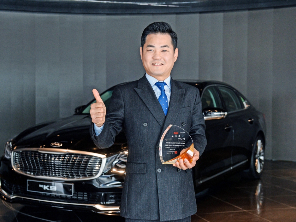 그레이트 마스터(Great Master)로 임명된 정송주 영업부장이 표창패를 들고 기념 사진을 촬영하는 모습.(사진=기아자동차)
