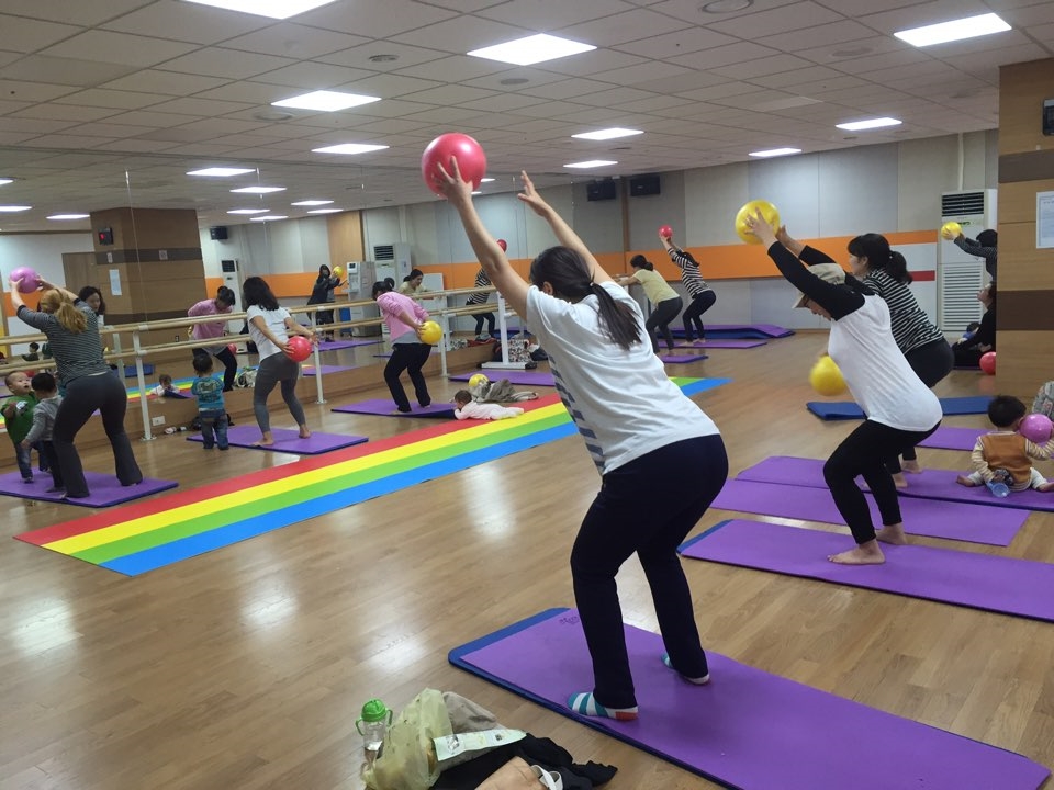 한국마사회 문화센터 맘스핏 산후요가 강좌 모습. (사진=마사회)