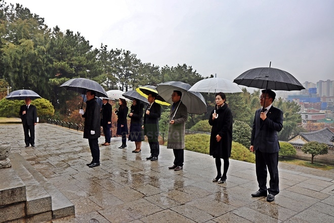 부산지방변호사회 집행부가 충렬사를 참배하고 있다.(사진제공=부산지방변호사회)
