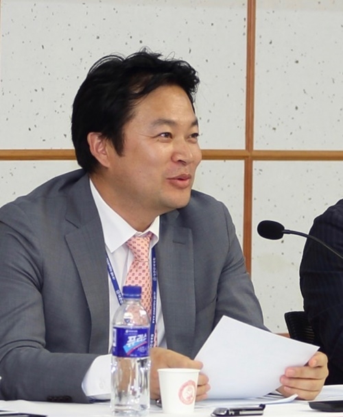 재직중 박 전 사무국장이 중점을 두고 추진했던 ICT 플랫폼과 영화산업 패러다임 전환관련 국회토론회에 참석해 발언하는 모습.(