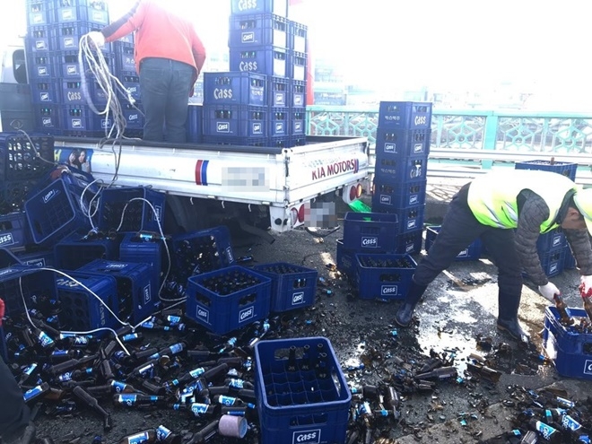 빈맥주병이 떨어져 너부러져 있다.(사진제공=부산경찰청)