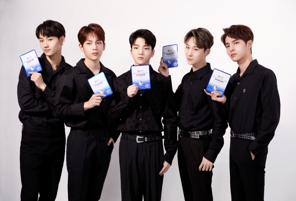 ㈜에스디생명공학, 피부 미남 ‘W24’ 화보 비하인드컷 공개