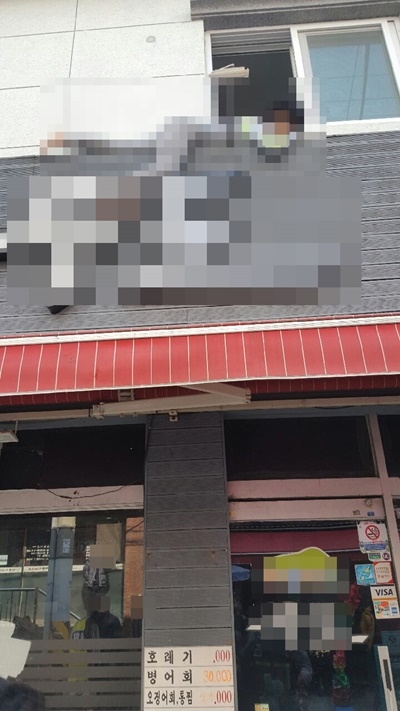 2층에서 떨어지려고 하는 여성. (사진제공=부산경찰청)