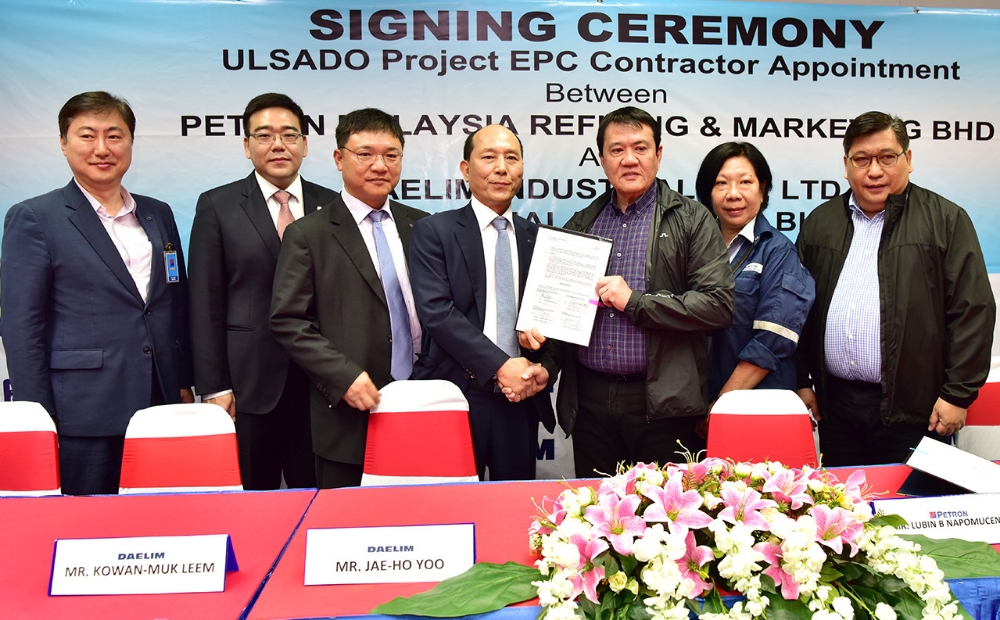 대림산업 유재호 본부장(좌측 네 번째)과 페트론 말레이시아 루빈 네포무세노 사장(좌측 다섯 번째)을 비롯한 양사 관계자들이 계약을 체결하고 단체 사진을 촬여하고 있다.(사진=대림산업)