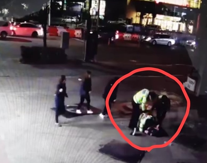 편의점 절도 피의자가 교통경찰에 제압당하고 있다. (사진제공=부산경찰청)