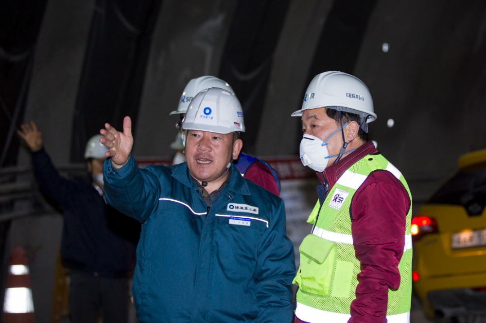권태명 SR 대표이사(사진 오른쪽)가 공사현장을 둘러보고 있다.(사진=SR)
