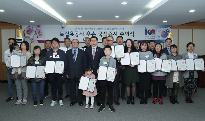 박상기 법무장관이 대한민국 국적 증서 수여식을 갖고 기념촬영.(사진제공=법무부)