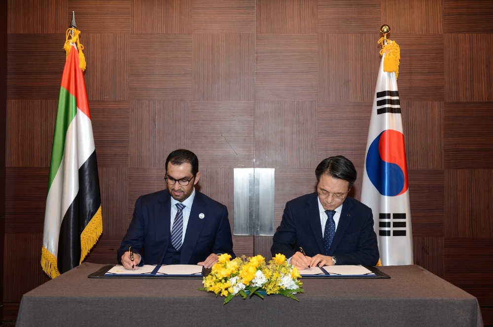 오른쪽 한국가스공사 김영두 사장 직무대리 왼쪽 ADNOC 술탄 아메드 알 자베르 총재. (사진=한국가스공사)