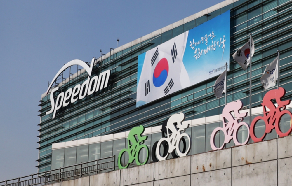 3.1운동 및 대한민국 임시정부 수립 100주년을 앞두고 광명 스피돔에 내걸린 대형 태극기. (사진=국민체육진흥공단)