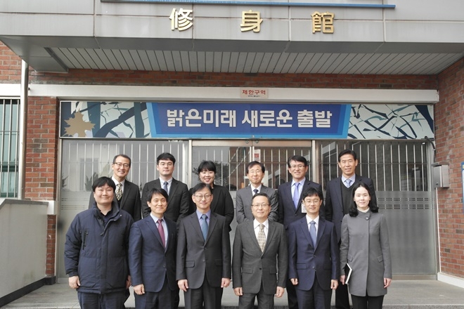 이일주 부산가정법원장 일행이 수신관 앞에서 기념촬영.