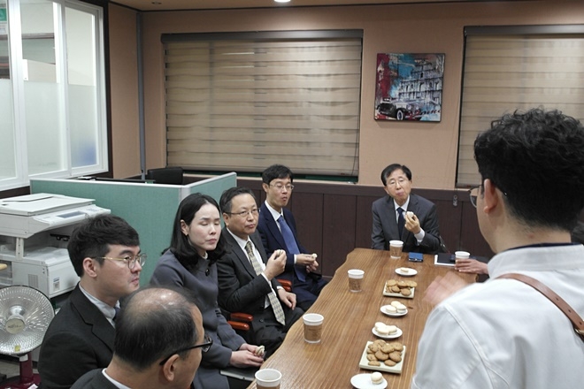 오륜카페에서 학생들이 만든 쿠키와 커피를 먹으며 환담하고 있다.(사진제공=부산소년원)