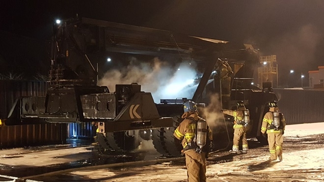 컨테이너 운반장비서 발생한 화재를 진화하고 있다.(사진제공=부신경칠창)