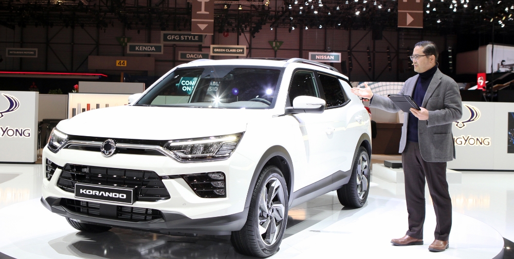 프레스데이 행사에서 해외영업본부장 임한규 전무가 참석자들에게 신차 코란도를 설명하고 있다.(사진=쌍용자동차)