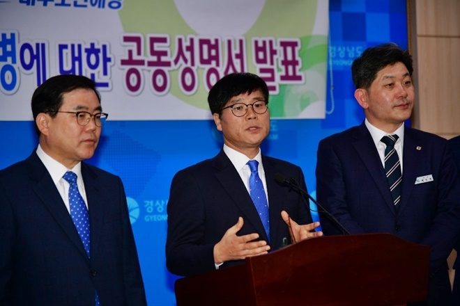 변광용 거제시장이 기자들의 질문에 답하고 있다.